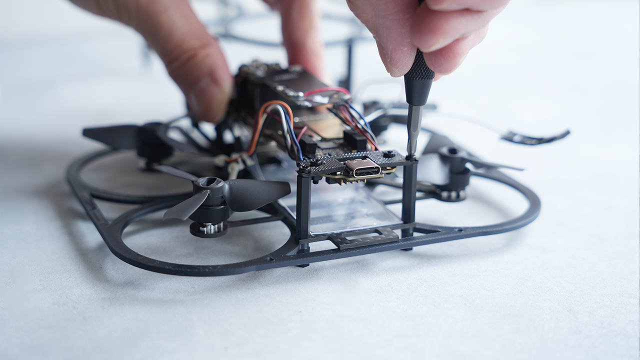 DJI NEO 軽量化カスタム作業風景